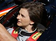 Frau beim Formel 1 Rennfahrer Kurs im Arrows V10