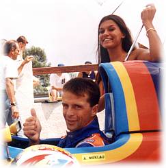 Andreas Meklaru im Formel 1 Rennwagen