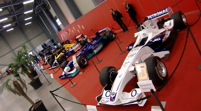 Formel 1 Autos auf Messe Vermietung