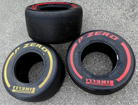 Formel 1 Slick Reifen PIRELLI soft medlium gebraucht