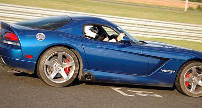 Dodge Viper Ringtaxi Zielgerade drive close 400